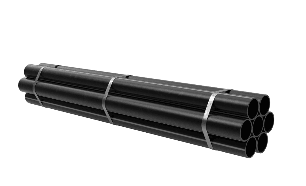 Tuberías de PVC negras apiladas, ideales para sistemas de plomería y construcción.