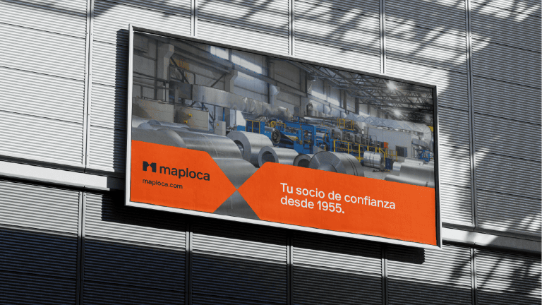 Cartel publicitario de Maploca en una fachada industrial, destacando su experiencia desde 1955.
