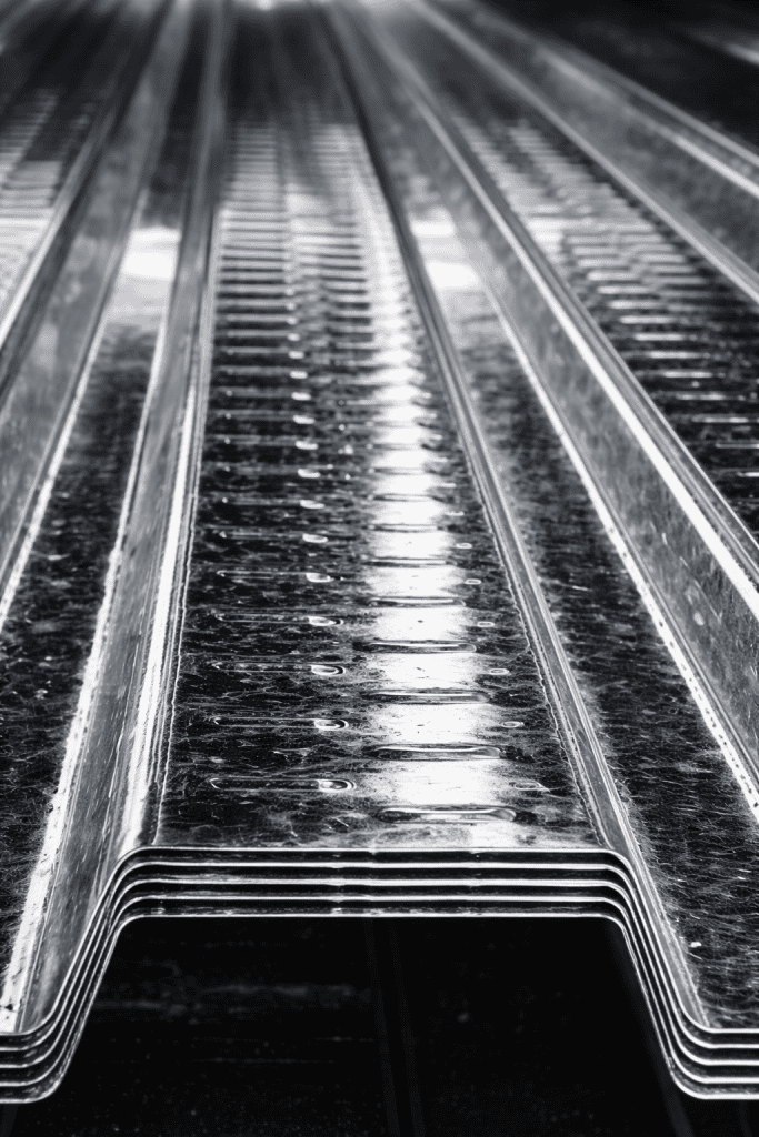 Paneles de acero galvanizado con diferentes perfiles para construcción y estructuras metálicas.